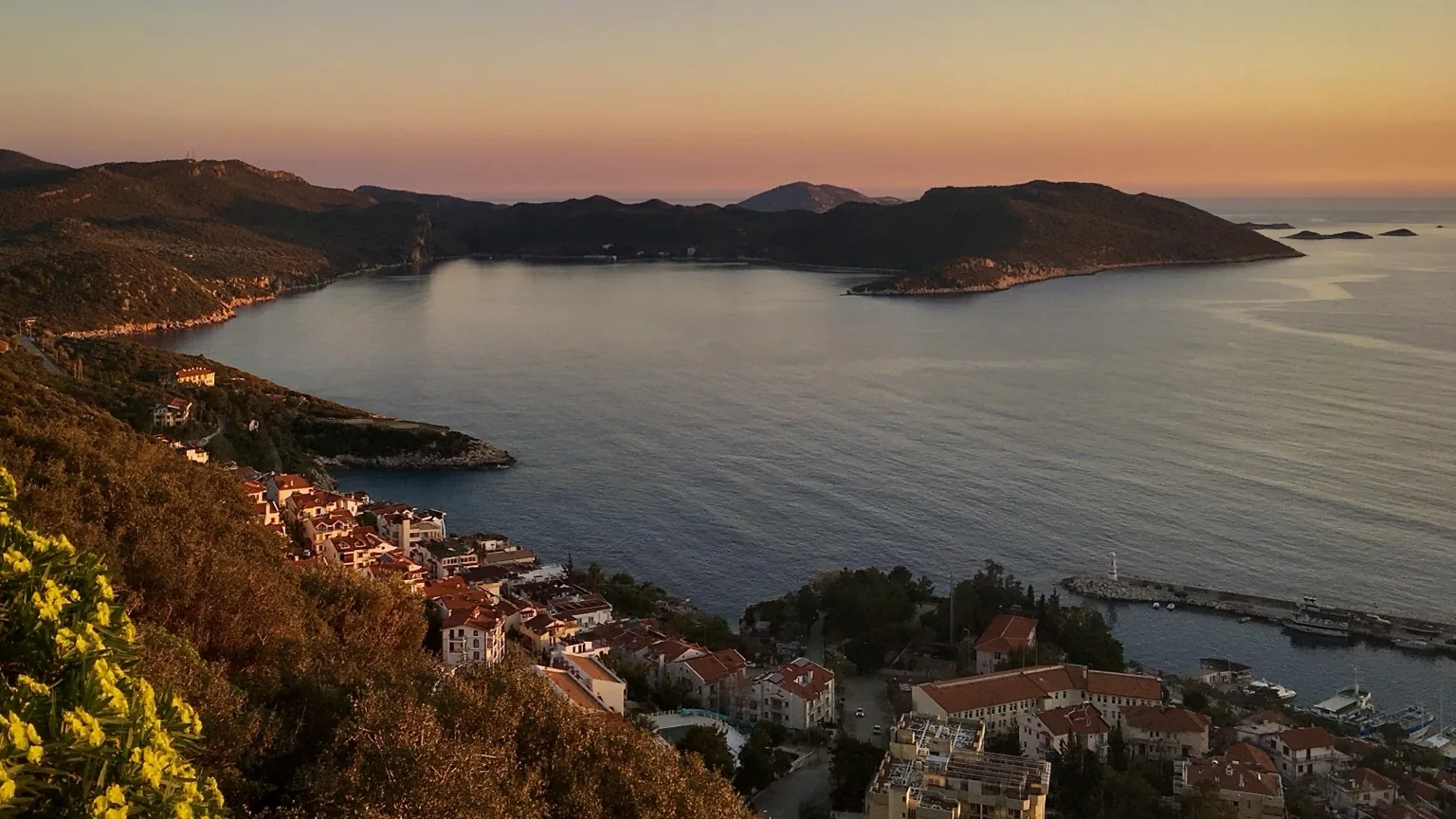 Limanağzı — spokojna bay widoczna z Kaş o zachodzie słońca