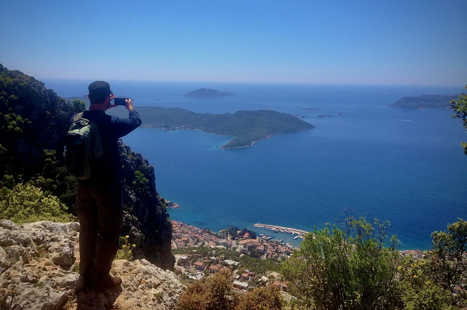 Widok na Kaş i Meis ze szlaku prowadzącego przez mountains nad miastem