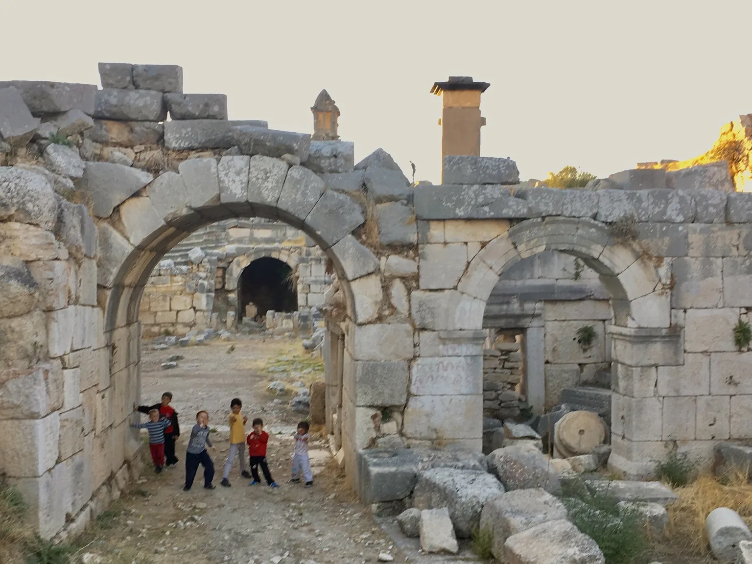 Kamienne łuki i ruins w Xanthos