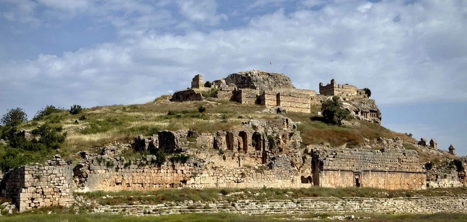 Akropol Tlos widziany znad ruin